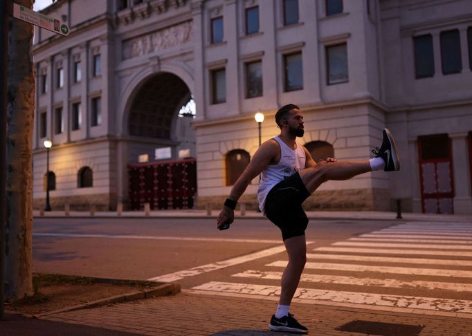 Mike Humphreys se rozhodl za 30 dní uběhnout 30 maratonů ve 30 různých zeních