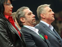 Premiér Mirek Topolánek sedí na VIP tribuně vedle podnikatele Tomáše Chrenka.