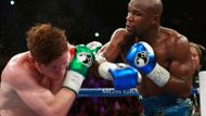 Událostí roku - alespoň co se zisku týče - byl duel Floyda Mayweathera jr. se Saulem Alvarezem. Nejlepší boxer planety Mayweather si s mladým a talentovaným Mexičanem doslova pohrál, zaslouženě jej porazil a shrábl balík, který z něj rázem učinil nejbohatšího sportovce světa - spekuluje se o částce blížící se dokonce 100 milionům dolarů! Jen pro představu, Vladimir Kličko vyinkasoval za duel s Povětkinem svůj rekordní honorář ve výši necelých 18 milionů dolarů, nejlepší český profesionál Lukáš Konečný boxoval loni o titul mistra světa zhruba za 1,5 milionů KORUN!