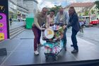 Piráti mají nový cíl – lidi s nákupními košíky. Budou jim slibovat výrazné slevy