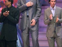 Čínský obr Jao Ming spolu s Iversonem a Nashem během zahajovacího ceremoniálu Utkání hvězd NBA.