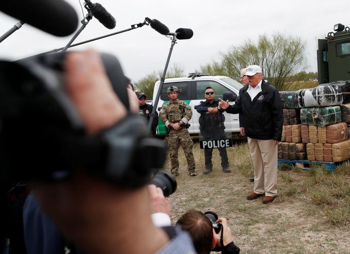 Trump na návštěvě americko-mexické hranici