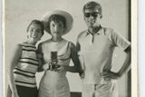 Mezi draženými věcmi J. F. K. se objevila i řada fotografií zachycující osobní život jeho rodiny. Kennedyho fotoaparát drží jeho žena Jacqueline. Na snímku je vidět jeho nevlastní sestra Ethel Kennedyová.