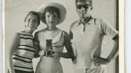 Mezi draženými věcmi J. F. K. se objevila i řada fotografií zachycující osobní život jeho rodiny. Kennedyho fotoaparát drží jeho žena Jacqueline. Na snímku je vidět jeho nevlastní sestra Ethel Kennedyová.