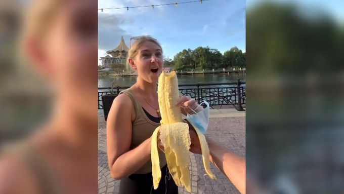 Gigantický banán vážil podle odhadů turistů přibližně tři kilogramy.