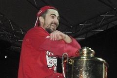 Zákaz nezákaz. Růžička si udělal v hospodě party, "zaměstnankyně" tančily na stolech