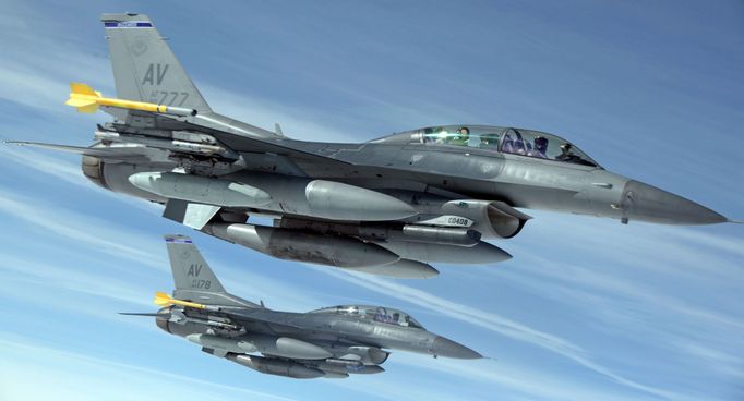 Letouny F-16 Fighting Falcon amerického letectva během letu.