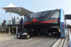 Obří autobus v Číně dojezdil. Z přepravního tunelu je miliardový tunel na peníze