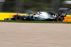 Hamiltonova vláda pokračuje. Šampion na úvod nové sezony F1 vyhrál oba tréninky