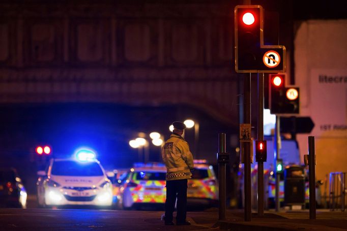 Policie uzavřela oblast poblíž koncertní haly v Manchesteru, kde došlo k výbuchu.