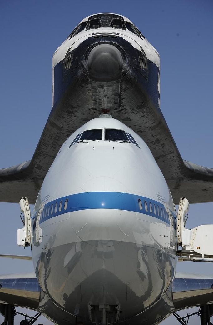 The Shuttle Carrier Aircraft (SCA) modified 747 aircraft and the space shuttle Endeavour are parked at the Dryden Flight Research Center inside Edwards Air Force Base in California, September 20, 2012. Endeavour is scheduled to take off for its final ferry flight again on September 21, and the final airborne journey of the entire space shuttle fleet, headed for Los Angeles International Airport. REUTERS/Gene Blevins (UNITED STATES - Tags: MILITARY SCIENCE TECHNOLOGY TRANSPORT SOCIETY) Published: Zář. 20, 2012, 11:22 odp.