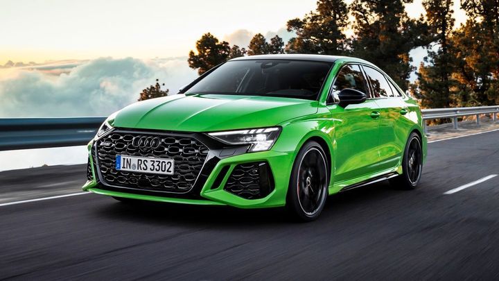 Základ má z Octavie, ale jede skoro 300 km/h. Audi RS3 projíždí zatáčky bokem napřed; Zdroj foto: Audi