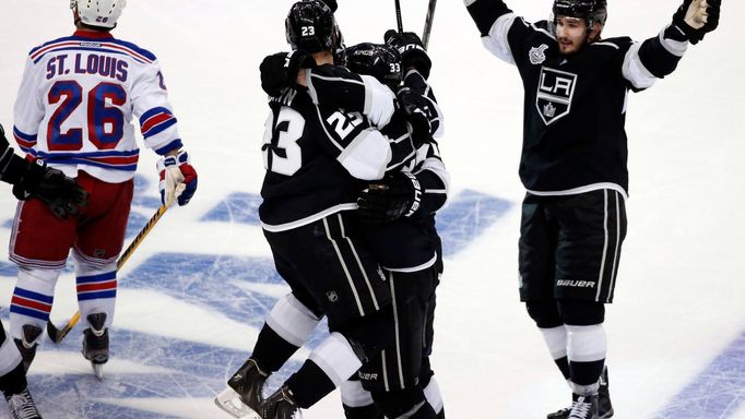 Dustin Brown slaví vítěznou branku ve druhém finále NHL