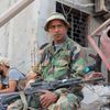 Bojovník libyjské armády na předměstí Syrty