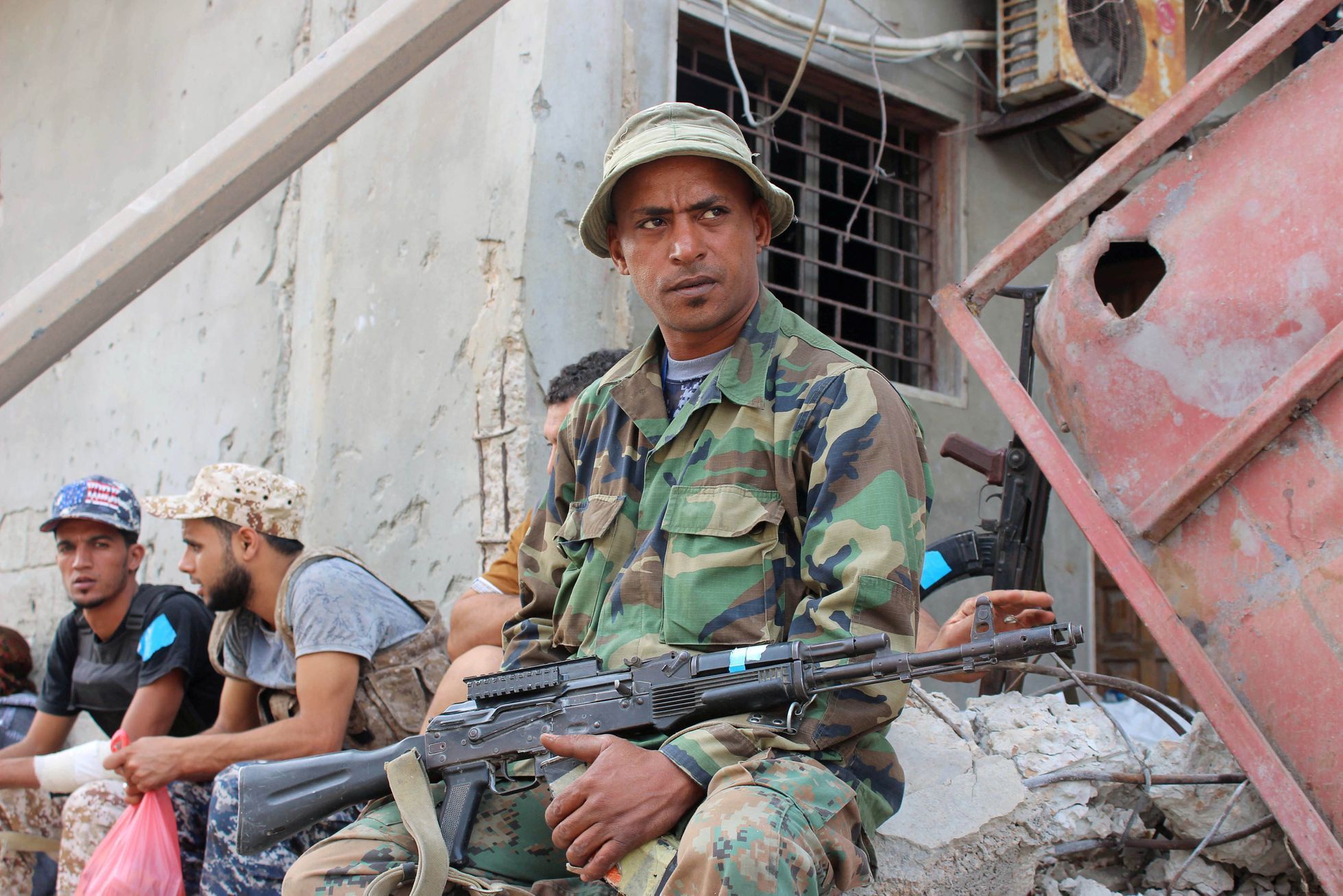 Bojovník libyjské armády na předměstí Syrty