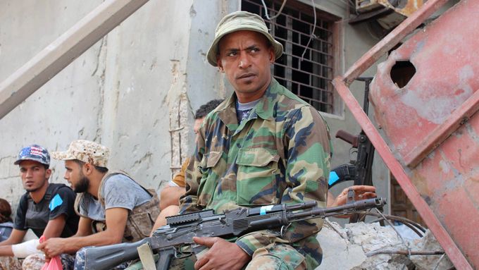Bojovník libyjské armády na předměstí Syrty.