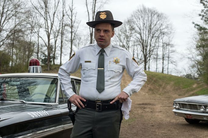 Sebastian Stan jako šerif Lee Bodecker.