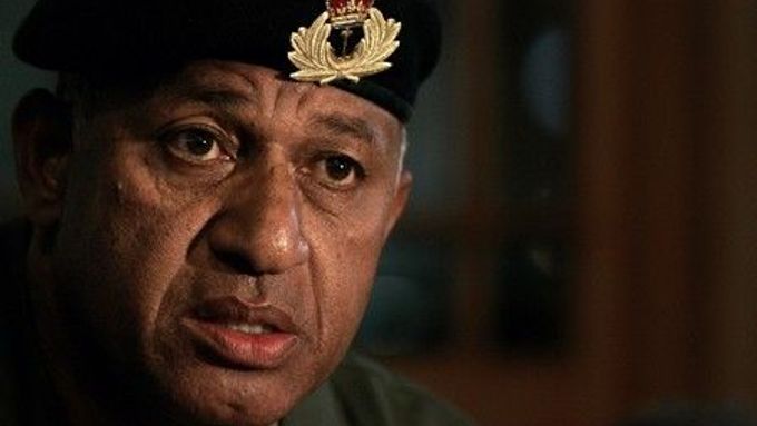 Velitel fidžijské armády komodor Frank Bainimarama: "Pokud premiér nerezignuje, najdeme cestu, jak ho k tomu přimět."