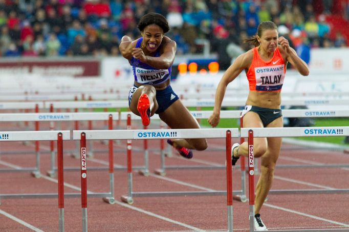 Zlatá tretra 2015: Sharika Nelvisová  a Alina Talajová (100 m přek.)