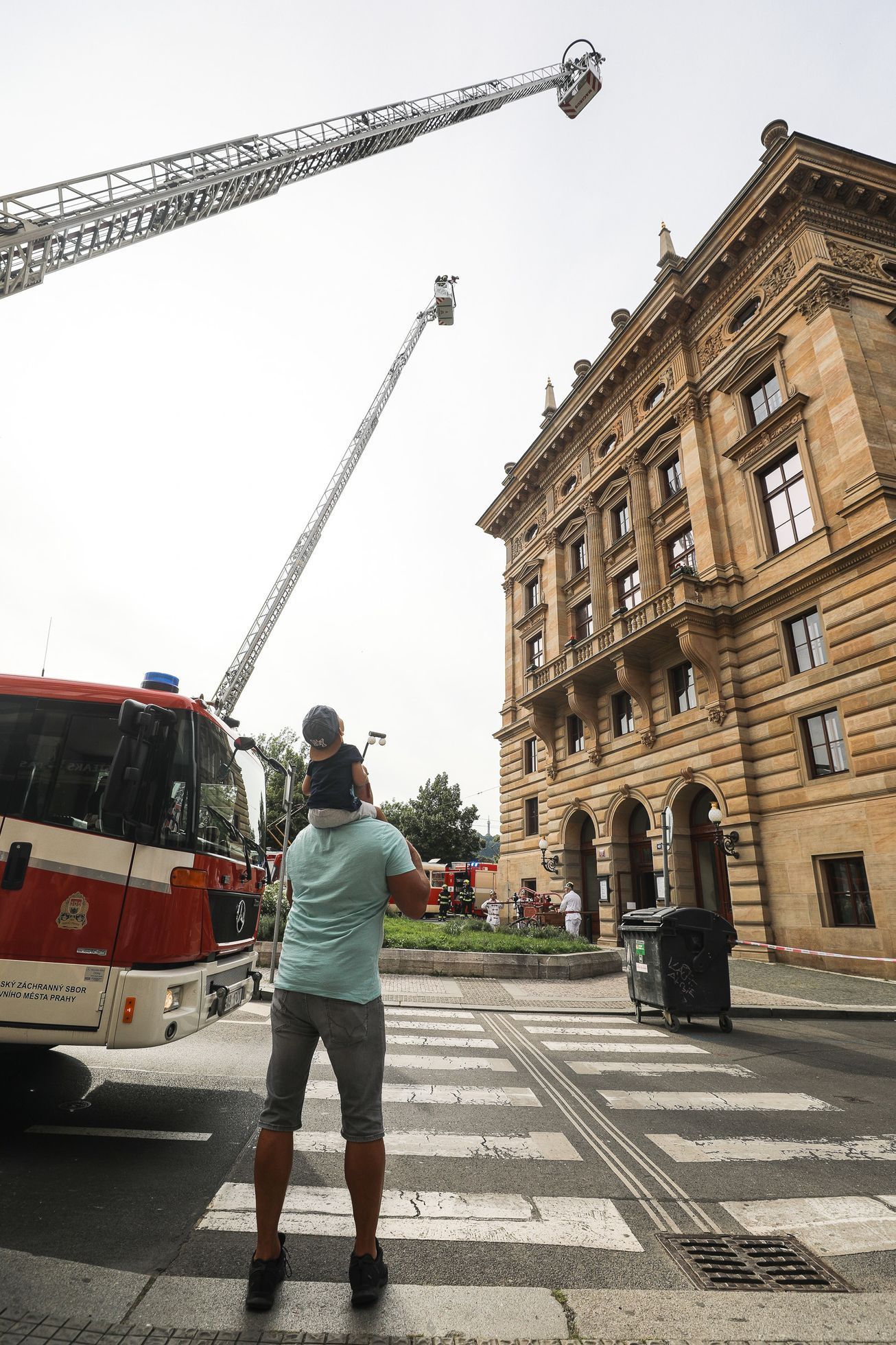 Ukázka požárního zásahu při příležitosti 140 let od požáru Národního divadla, hasiči, hašení