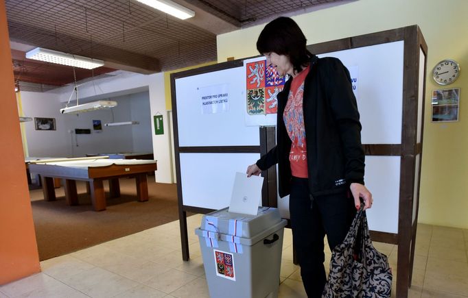 Lidé odevzdávali svůj hlas 25. května 2019 ve volební místnosti ve svazu tělesně postižených ve Zlíně v druhý den voleb do Evropského parlamentu.