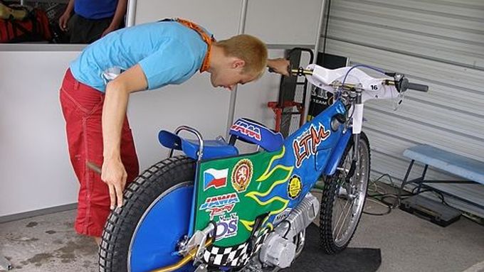 Luboš Tomíček se o svůj motocykl pro pražskou Grand Prix staral sám. Nebylo nezvyklé, že jste jej mohli zahlédnout se šroubovákem v ruce.