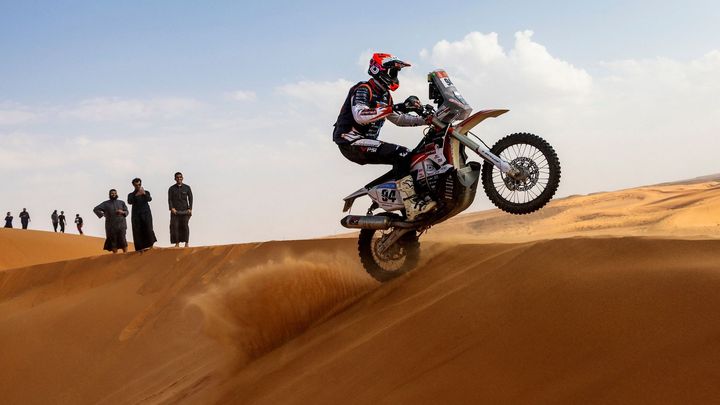 Česká invaze na Dakar. Kaskadér ryl helmou v duně, podnikatel tajil přetržené vazy