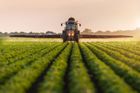 Evropská komise vyšetřuje údajně neoprávněné dotace pro velké farmáře v Česku