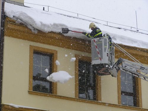 Odstraňování sněhu ze střechy