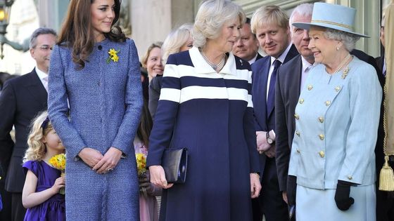 Královna Alžběta, Kate a Camilla si vyrazily do obchodu