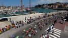 Cyklistický peloton během čtvrté etapy Tour de France 2012.