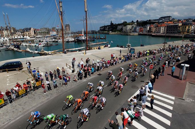 Cyklistický peloton během čtvrté etapy Tour de France 2012.