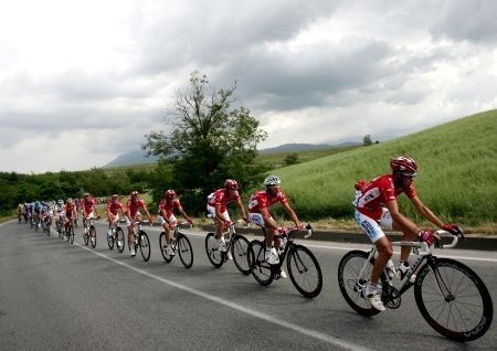 Peloton závodníků během páte etapy Giro d'Italia