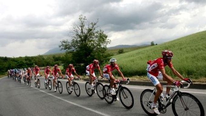 Peloton závodníků během páte etapy Giro d'Italia.