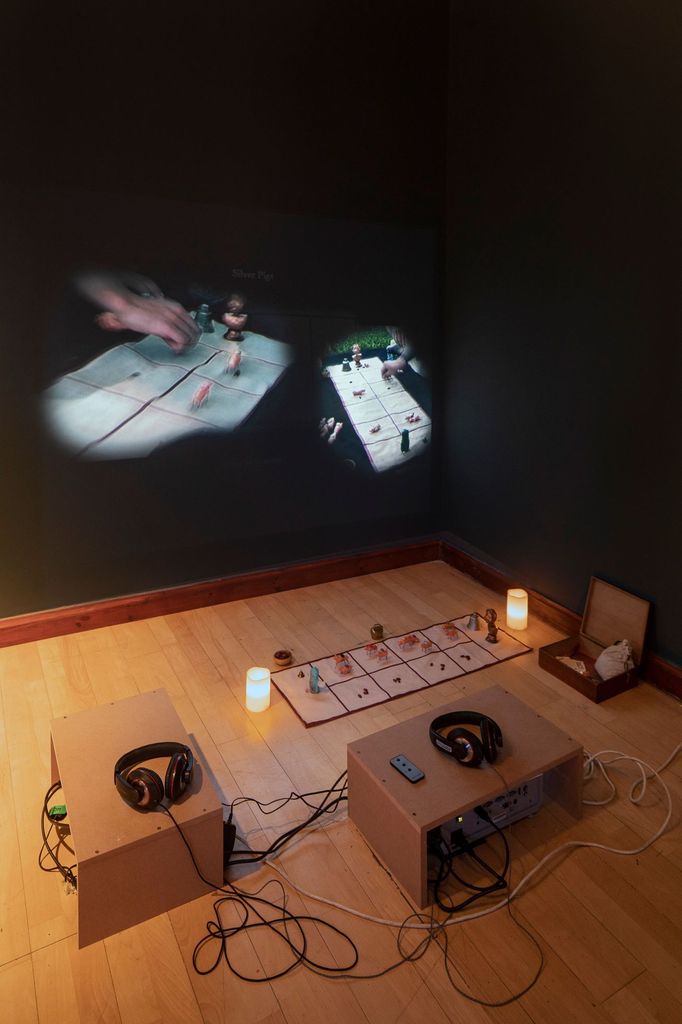 Pohled do bienále Ve věci umění v Městské knihovně.