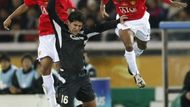 Claudio Bieler z ekvádorského LDU Quito v obklíčení manchesterského Patrice Evry (vpravo) a Andersona.