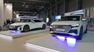 Audi tu má dva modely, e-tron GT a Q4 e-tron.