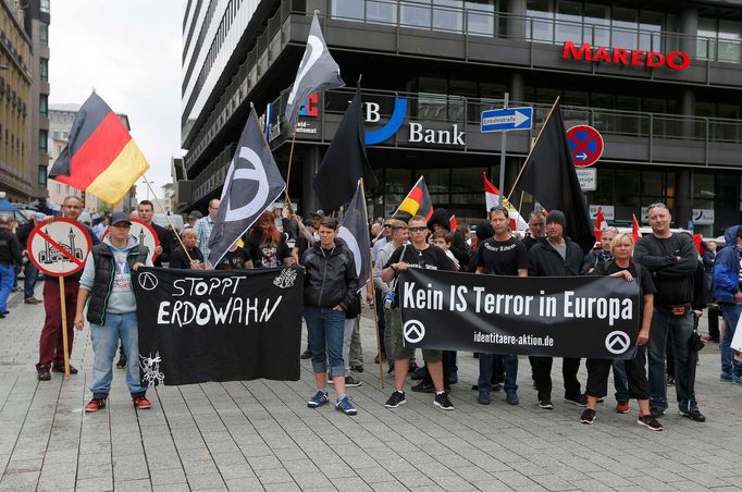 Demonstrace v Kolíně nad Rýnem na podporu tureckého prezidenta Recepa Erdogana