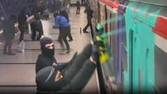 Útok skupiny maskovaných sprejerů na metro