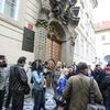 Ve Sněmovní ulici je rušno. První zasedání poslaneckého klubu ČSSD na sebe strhává pozornost.