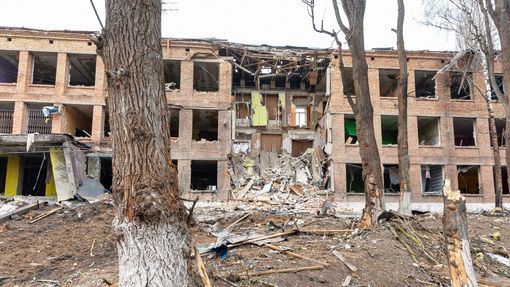 Budova střední školy zničená ruským bombardováním. Město Vasylkiv, Ukrajina, 7. 3. 2022
