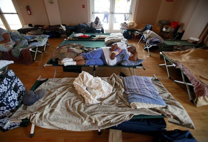 A woman sleeps in a cot at the Belle Chase Auditorium shelter as Hurricane Isaac bears down on the Louisiana coast in Belle Chasse, Louisiana, August 28, 2012. REUTERS/Sean Gardner (UNITED STATES - Tags: ENVIRONMENT DISASTER) Published: Srp. 28, 2012, 8:08 odp.