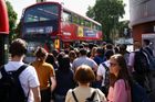 Británie zažívá jednu z největších stávek na železnici. Omezeno je i londýnské metro
