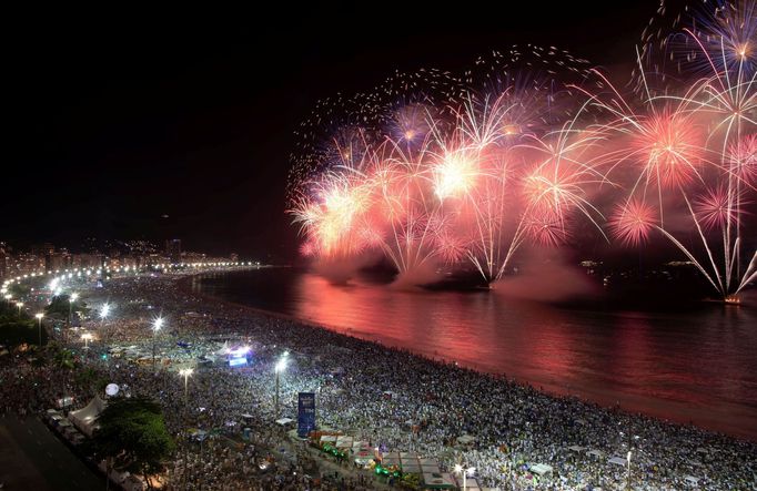 Příchod roku 2020 na pláži Copacabana v Riu de Janiero přivítaly asi tři miliony lidí, které sem přitáhl velkolepý barevný ohňostroj.