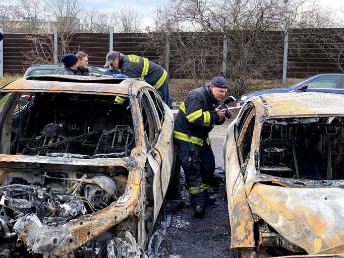 Požár zničil nebo poškodil devět aut