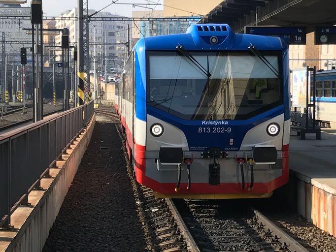 Na lince z centra Prahy do Čakovic začnou jezdit nové vlaky vybavené klimatizací nebo wi-fi připojením. Kompletní modernizace starších motoráků vznikla v ŽOS Zvolen.