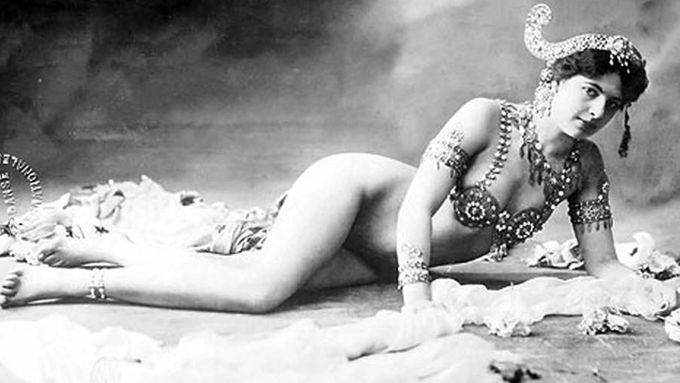 Mata Hari: příběh krásné učitelky, slavné tanečnice a špionky, která byla popravena
