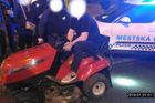 Opilý mladík se o silvestru proháněl Plzní na motorové sekačce, zadrželi ho policisté