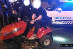 Opilý mladík se o silvestru proháněl Plzní na motorové sekačce, zadrželi ho policisté