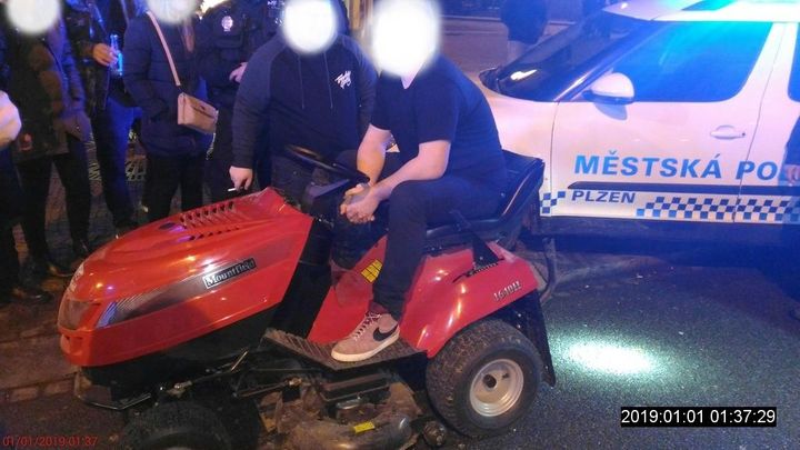 Opilý mladík se o silvestru proháněl Plzní na motorové sekačce, zadrželi ho policisté